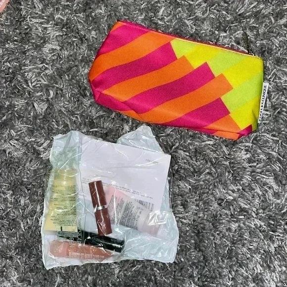 COPY - Clinique travel/ Makeup bag - Picture 1 of 4